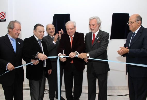 De izquierda a derecha: Dr. Héctor D´Odorico, Dr Omar Penna,  Sr. Carlos Sotelo, Sr. Hugo Mennella y Dr. Carlos Marcelo D´Alessio